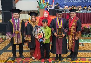 Read more about the article Bupati Zukri Resmi Sandang Gelar Magister Manajemen Dari Universitas Lancang Kuning