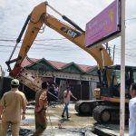 Pemkab Pelalawan Turunkan Alat Berat Bersihkan Drainase di Jalan Pemda